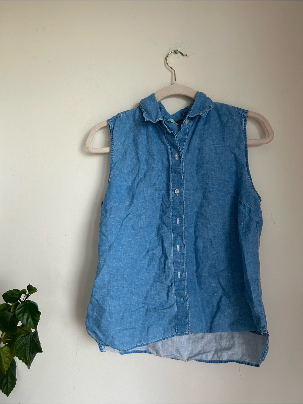 Sleeveless Chambray Button-Up Top - Light Blue -Tommy bahamas